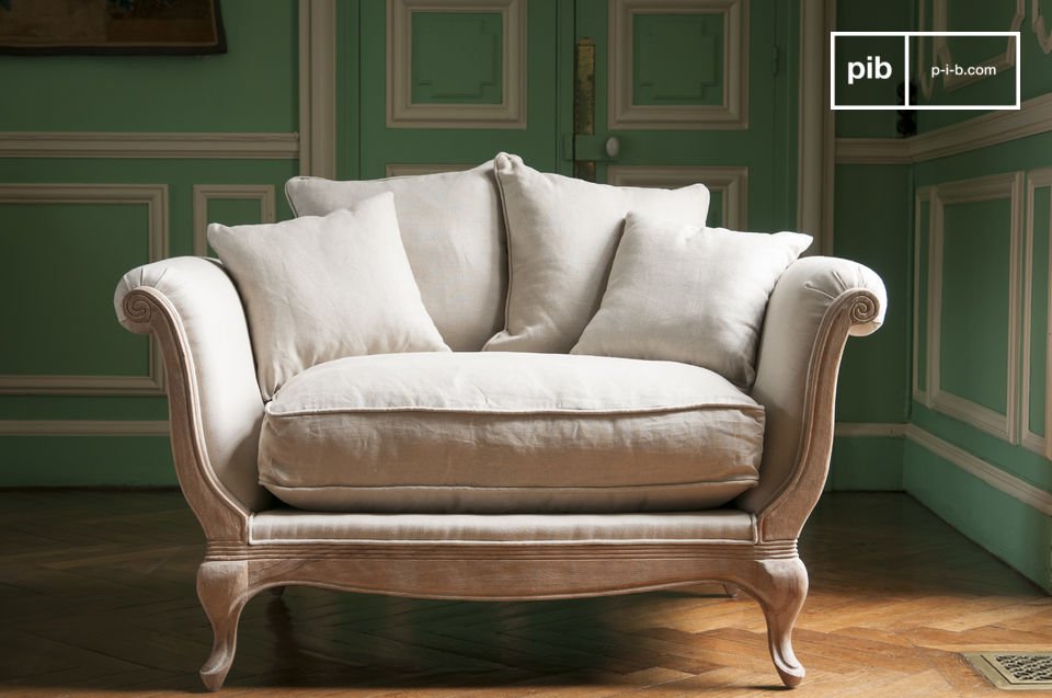 Treat yourself to a unique softness, with the 5 generous cushions of the Grand Trianon armchair