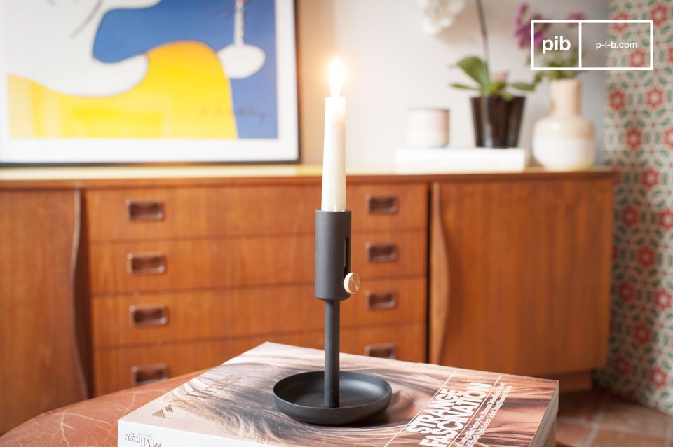 The candleholder is refined and very elegant.