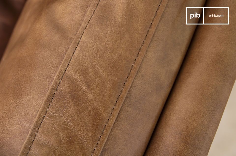 Full grain leather and rigorous finishes.