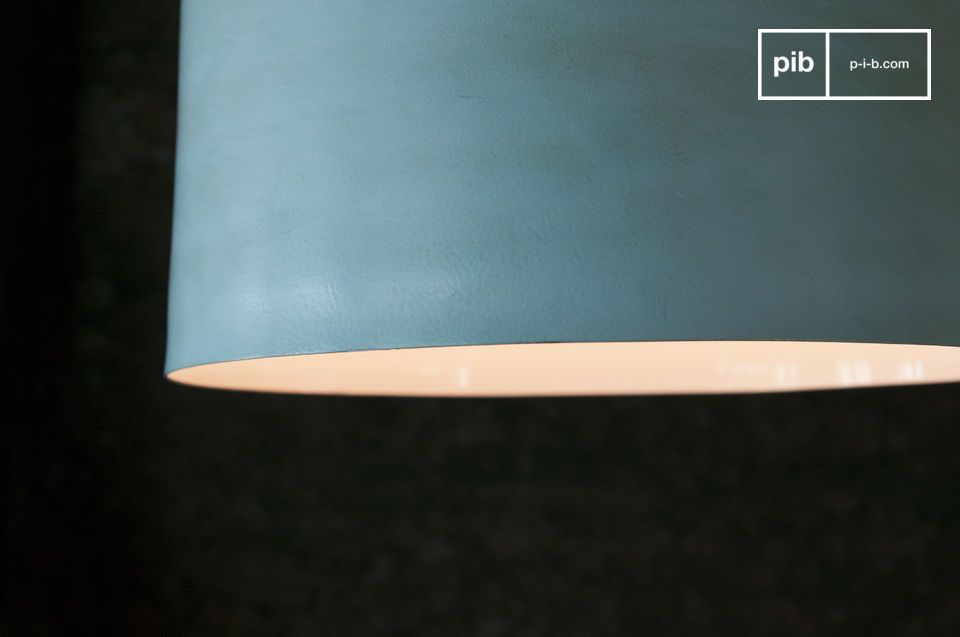 Its pale patina finish gives the lamp an airy look.
