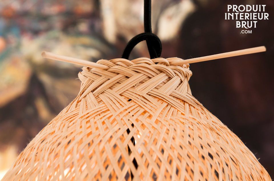 The braided wicker of the hanging lighting Storskäch gives an idea of elegance