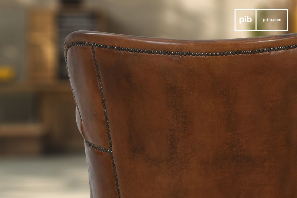 Its enveloping backrest and generous seat provide plush comfort while remaining compact (72 cm