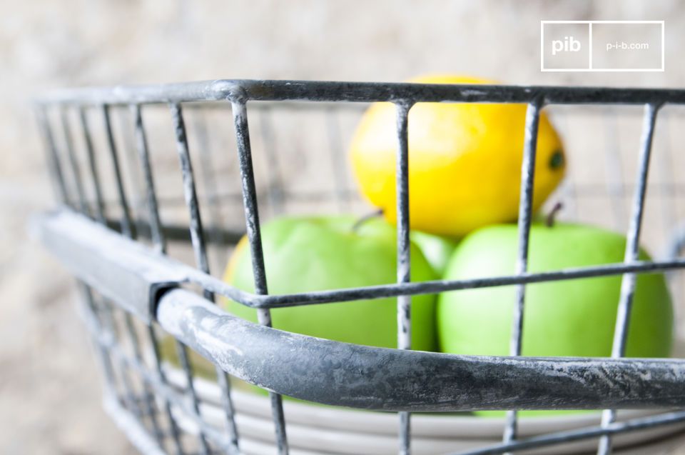 Removable metal basket carefully patinated by hand.