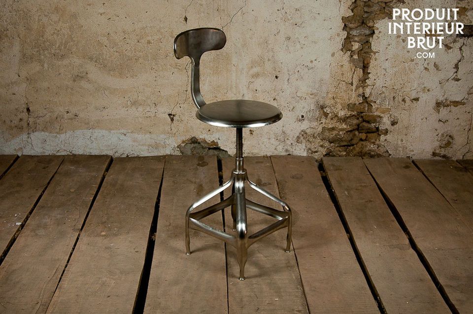 A seat designed with brushed metal, with a base adjustable from 50 to 70 cm