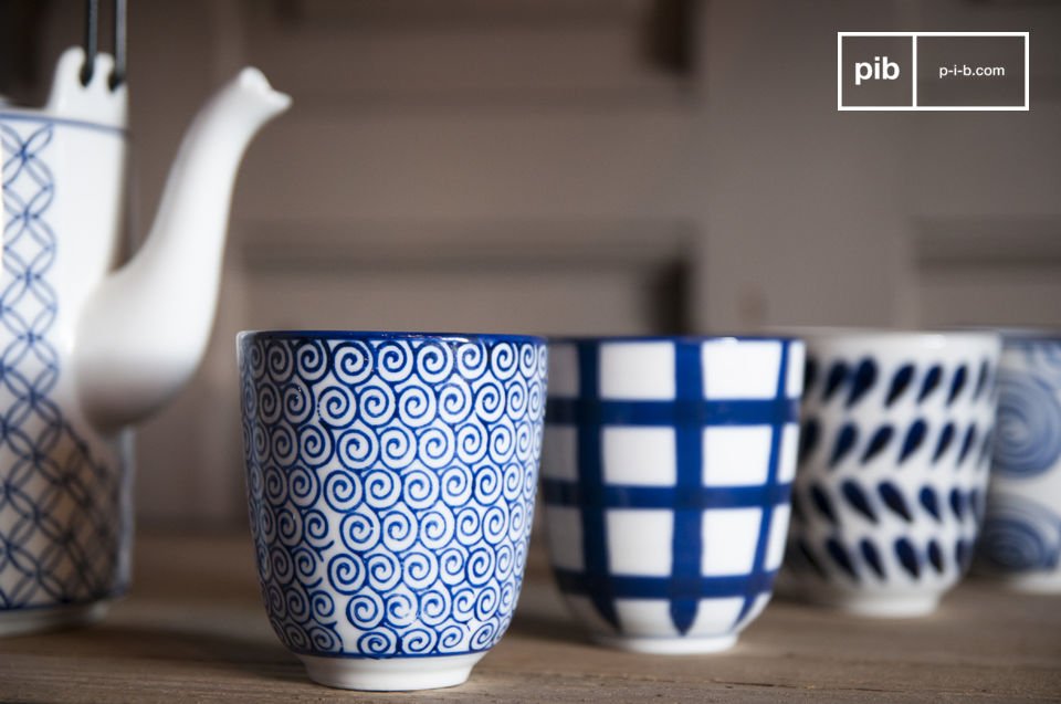 The tea set Hivana includes a teapot and four cups without handles