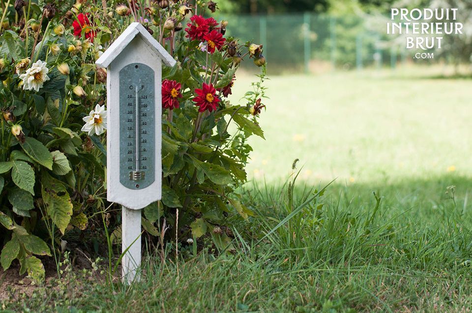 This large thermometer designed with wood combines a good lisibility of the temperature and the