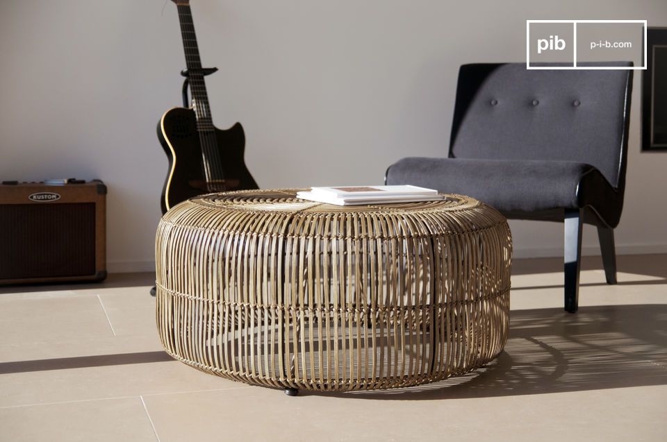 A 100% rattan round table with a pleasant visual lightness.