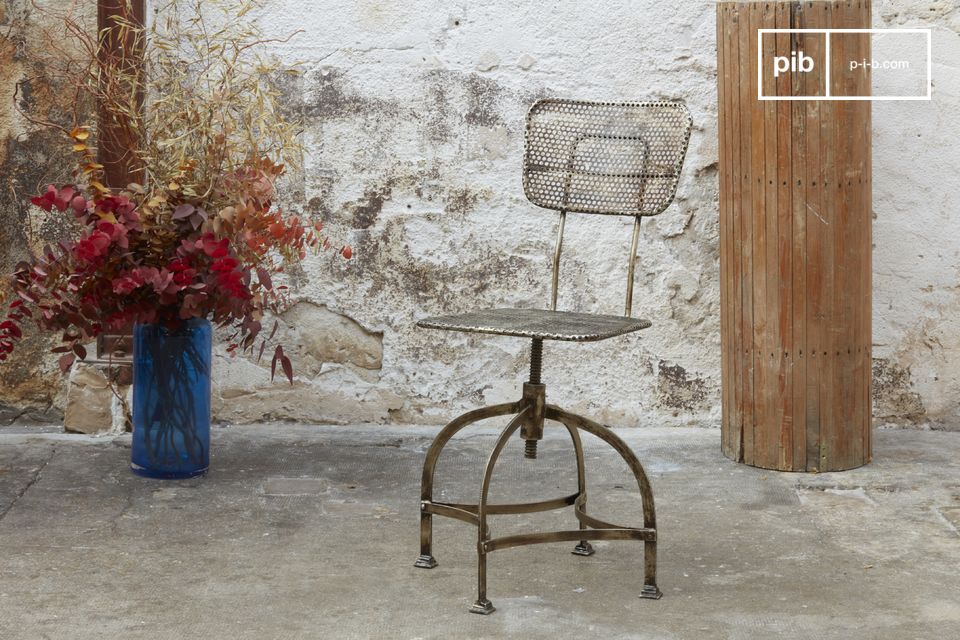 A metal chair of excellent workmanship, with a resolutely industrial style.