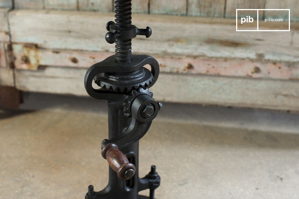 Nice cast iron stand with a superb crank handle and wooden handle.