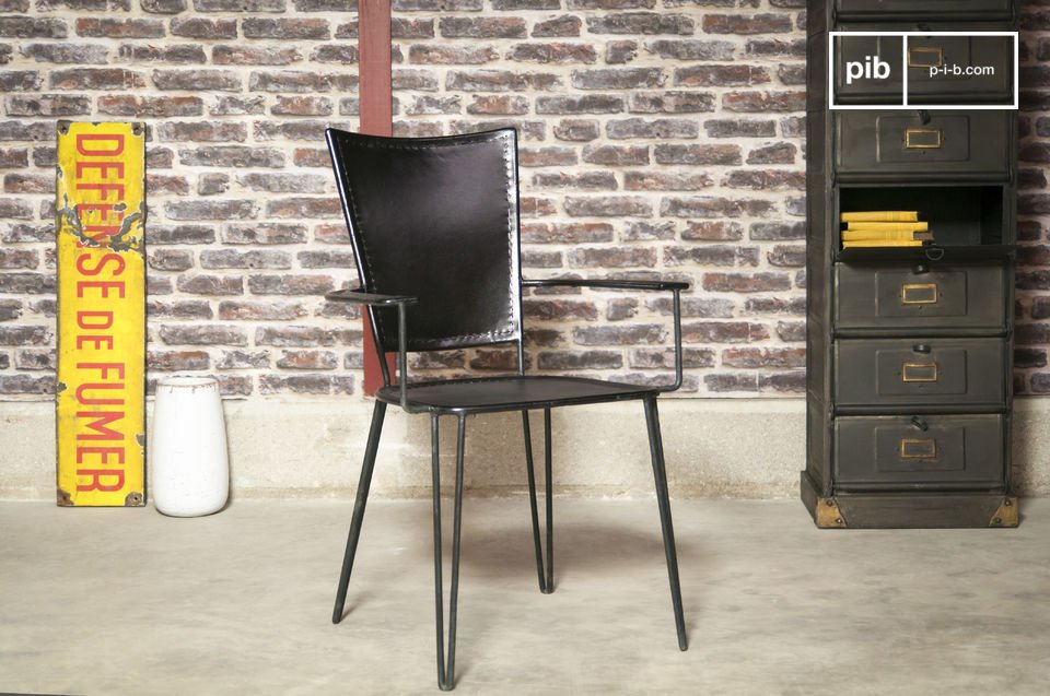 a black leather armchair on a metal structure that combines Latin tunes with a vintage style.