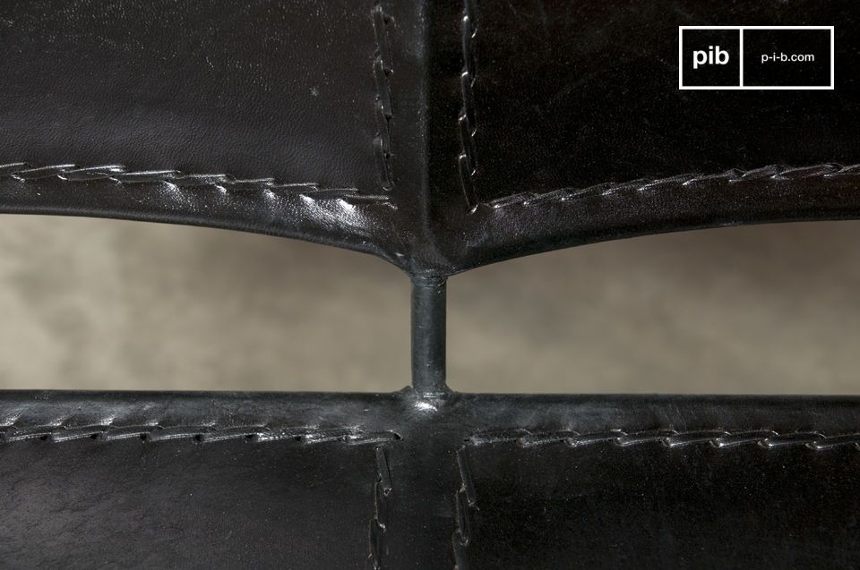 A 100% metallic and leather armchair that gives a vintage Latin look for an aesthetic and original