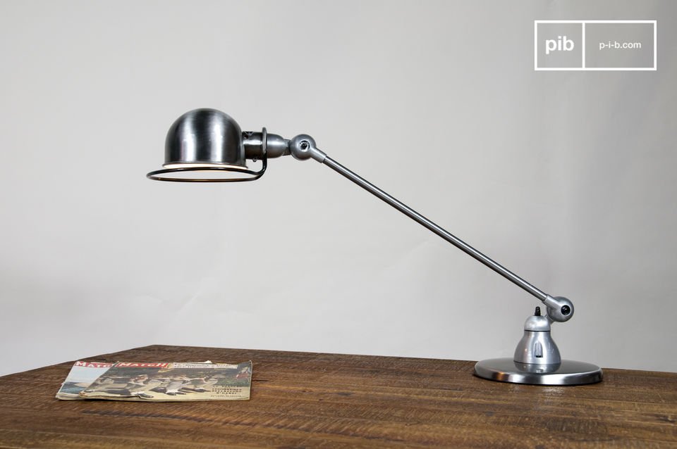 This Jieldé lamp imposes its industrial style.