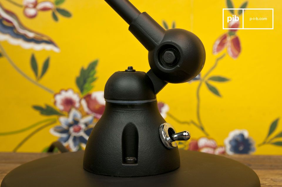 The lamp rests on a heavy base of 17cm in diameter for good stability.