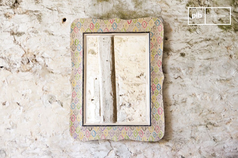 The Joan mirror is a chic country decoration accessory that subtly brings a colorful touch to your