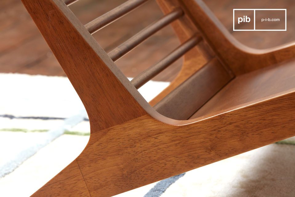 Its solid beech wood structure features dynamic oblique lines that are both classic and modern