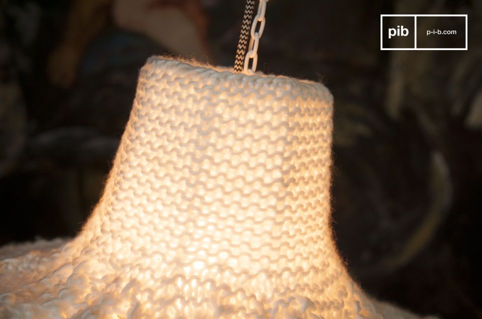 A small chain and a black and white thread emerge from the lamp.