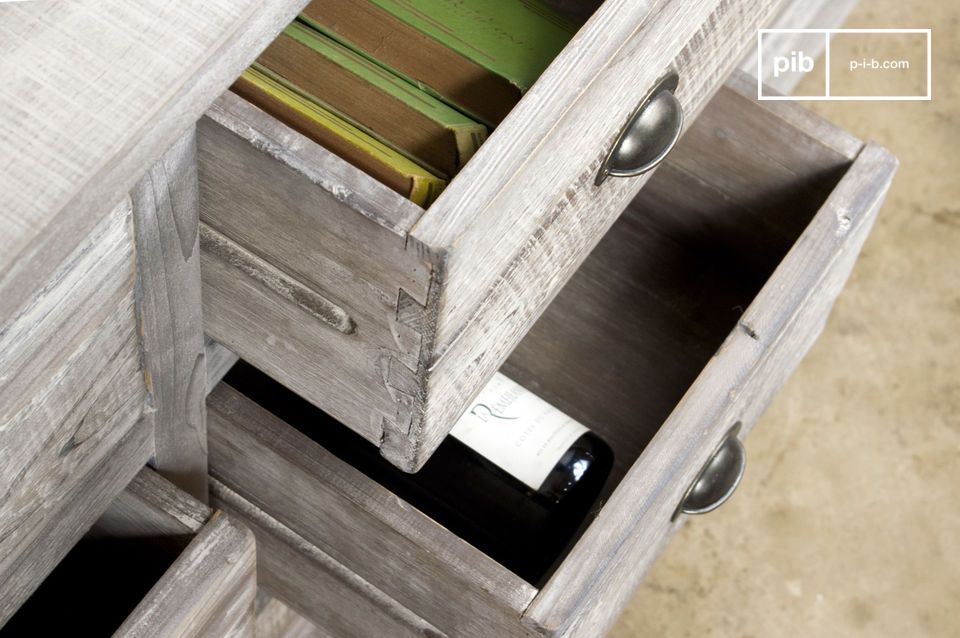 Drawers and structure in old recycled pine wood with a patina finish.