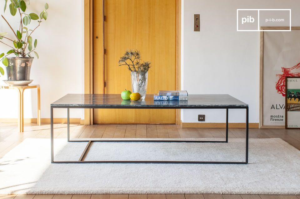 Beautiful coffee table that combines elegant and refined lines.