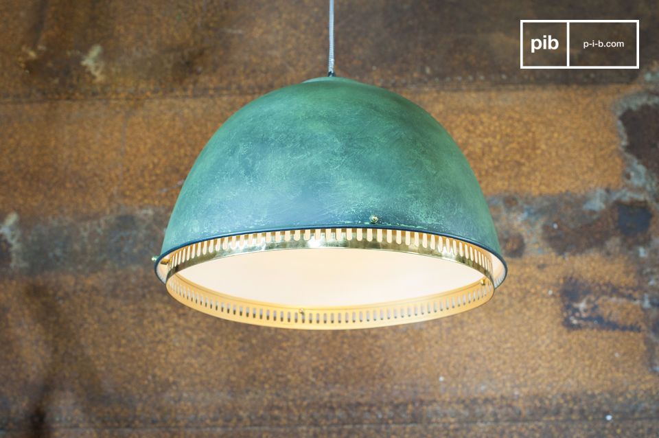 A neo-industrial suspended lamp of undeniable originality.