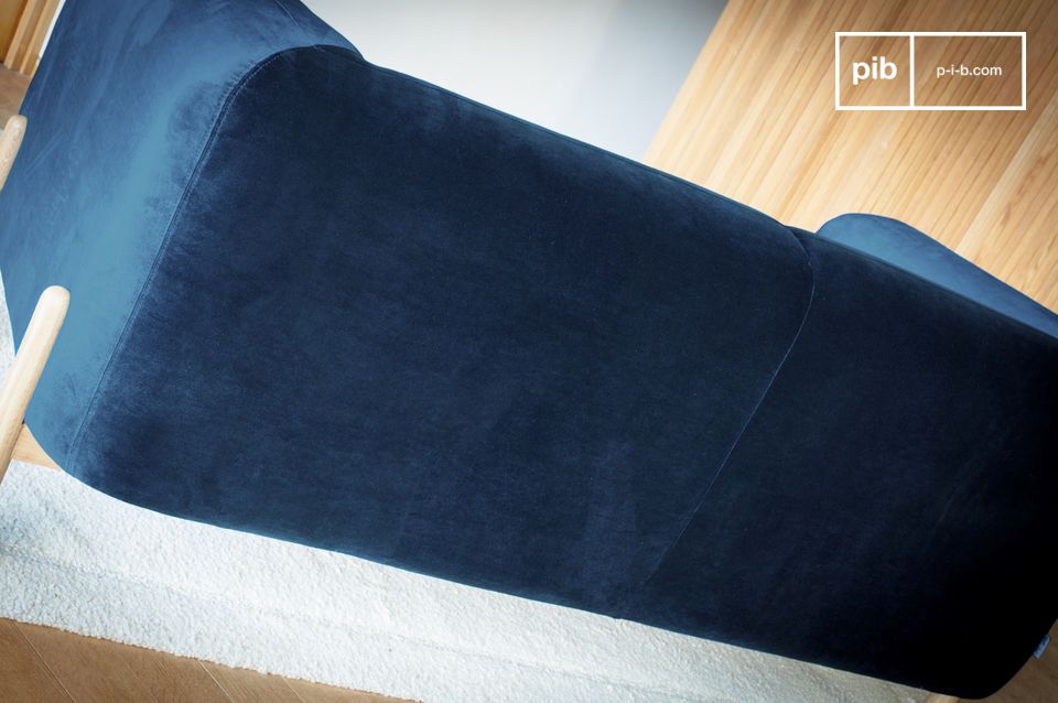 This deep blue velvet is part of the timeless vintage look of this Scandinavian sofa and is easy to