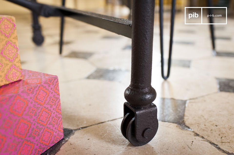 The large upholsterer's table has an undeniable character.