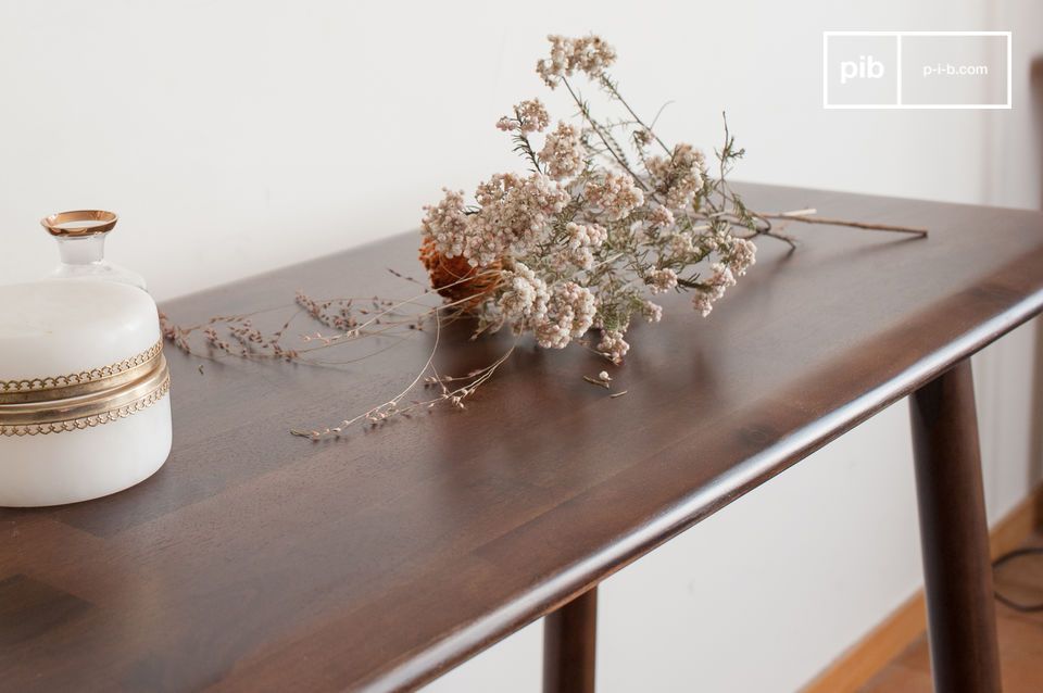 The acacia wood top is particularly aesthetic and refined.