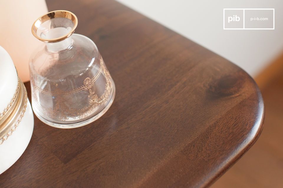 The rounded finishes of the tray are of exquisite finesse.