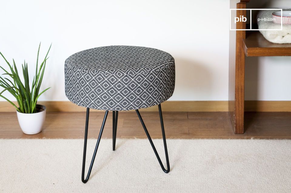 Elegant, thin and rounded base in metallic black.