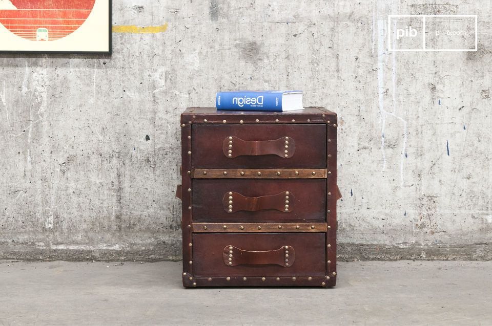 Nice chest of drawers in wood and vintage leather.