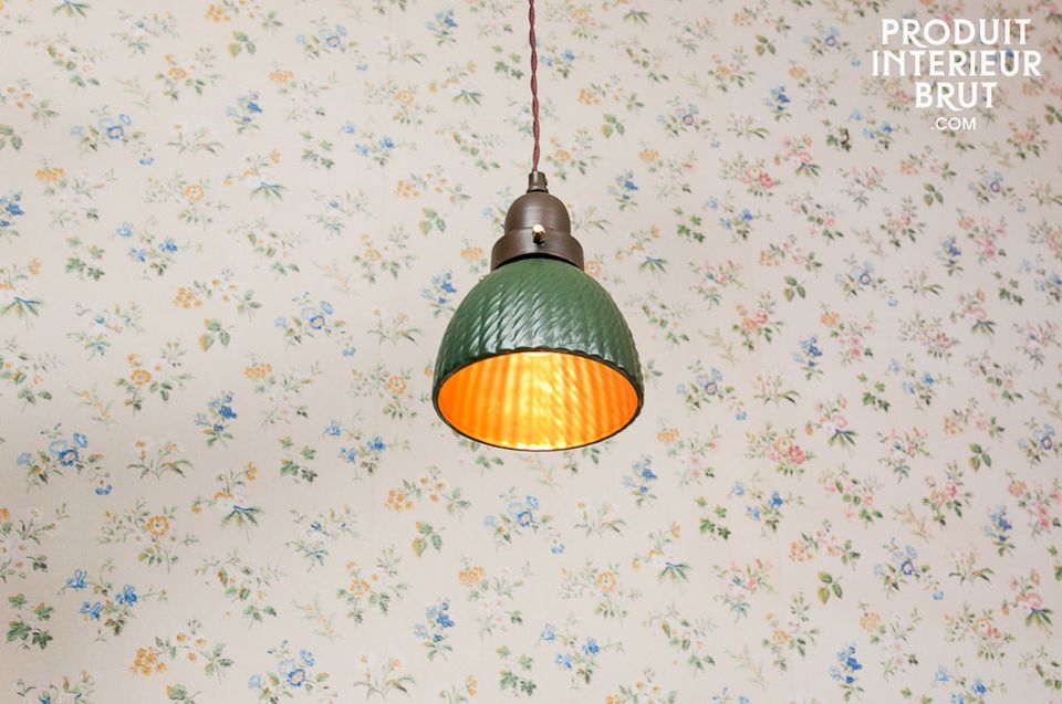 The retro feel of this light is also ensured by the electrical cord sheathed in fabric braid and its