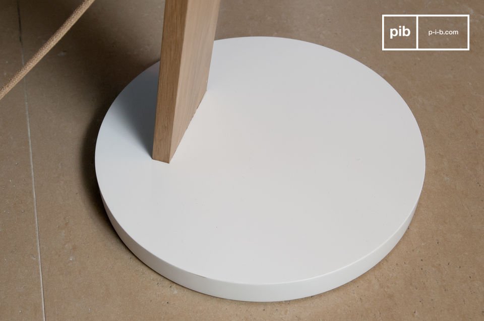 A minimalist, perfectly round & completely white foot to enhance the lamp.