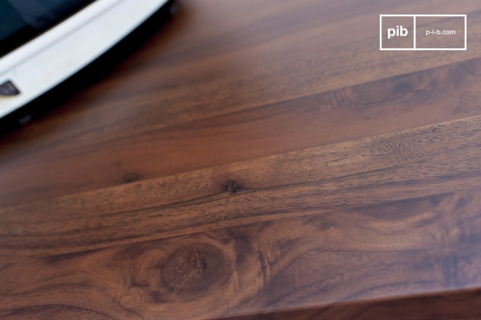 The walnut of the chest of drawers has kept its beautiful natural appearance.