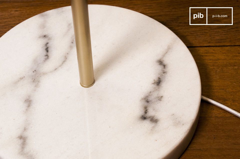 Perfectly stable base, rounded in white marble with black ribbing.