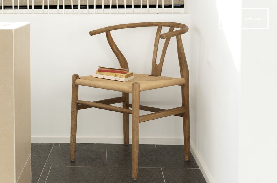 The lines are rounded, the backrest is curved to fit the back.