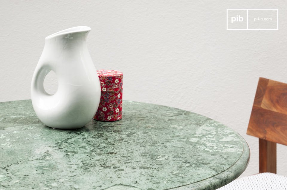 The tabletop itself is made with a beautiful veiny marble that has different tones of green that