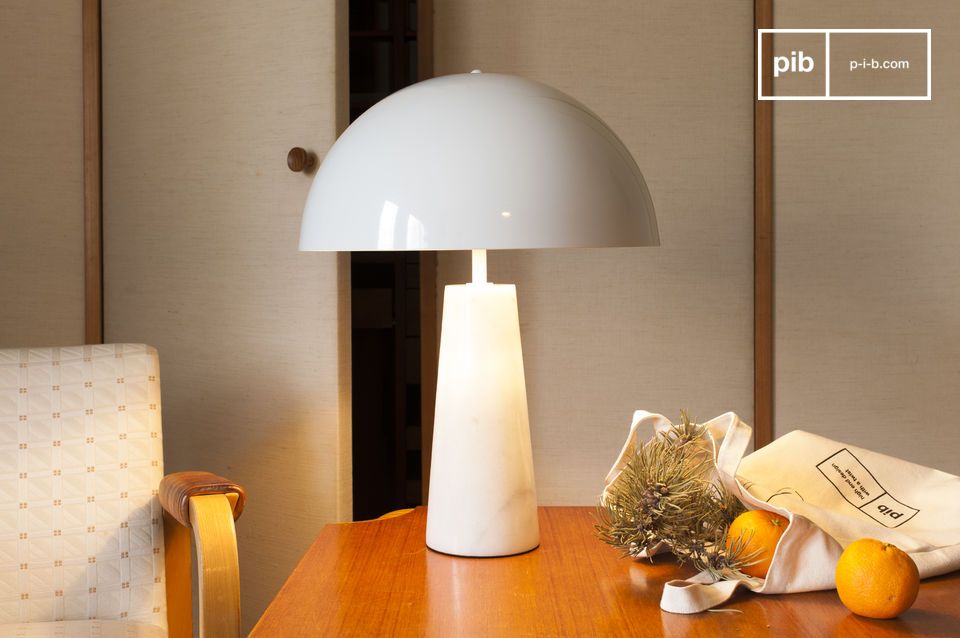 Superb white lamp with a refined design inspired by the 70s.