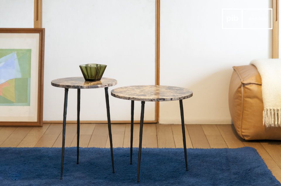 Its high and slender base gives an airy look to the table.