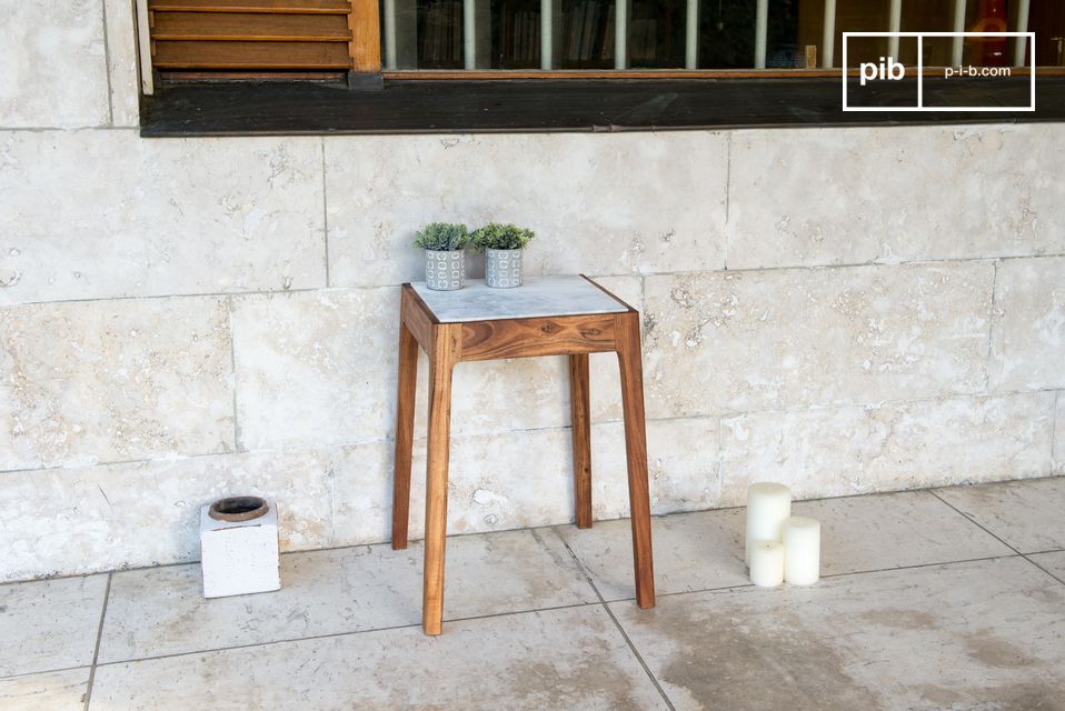 Pretty side table in white marble and dark wood.
