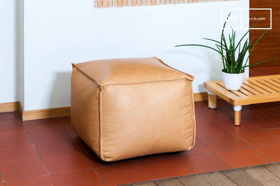 Cubic shaped pouf, ideal for absolute comfort.