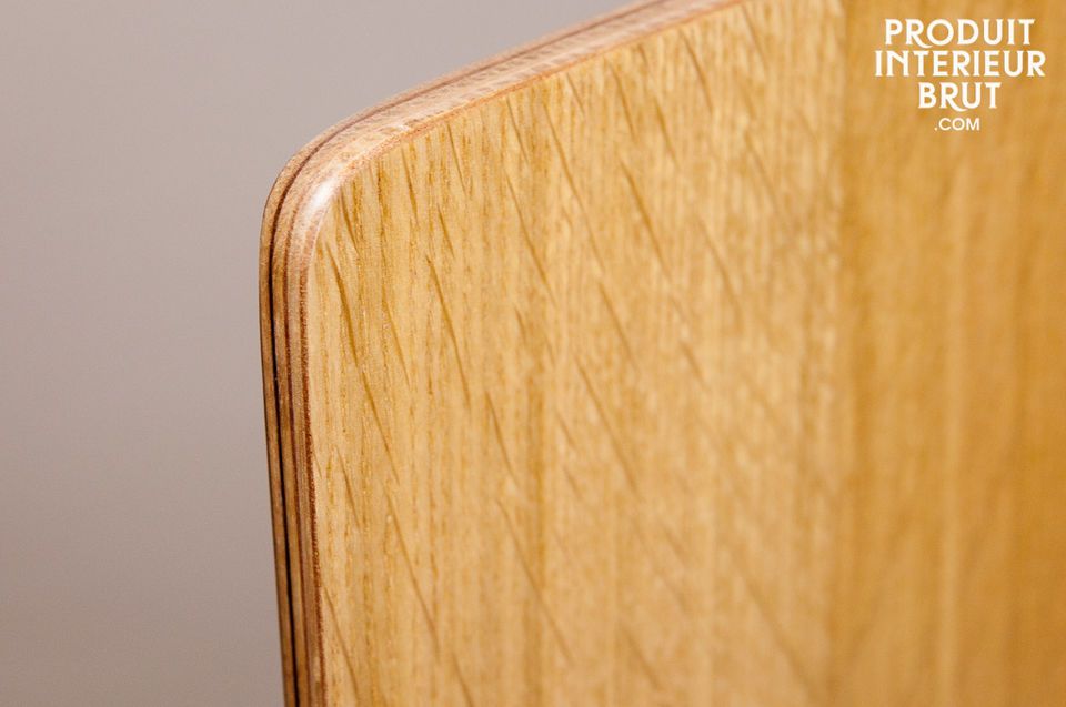 The latter is covered with thick fabric that is highly resistant to stains and cigarette ash