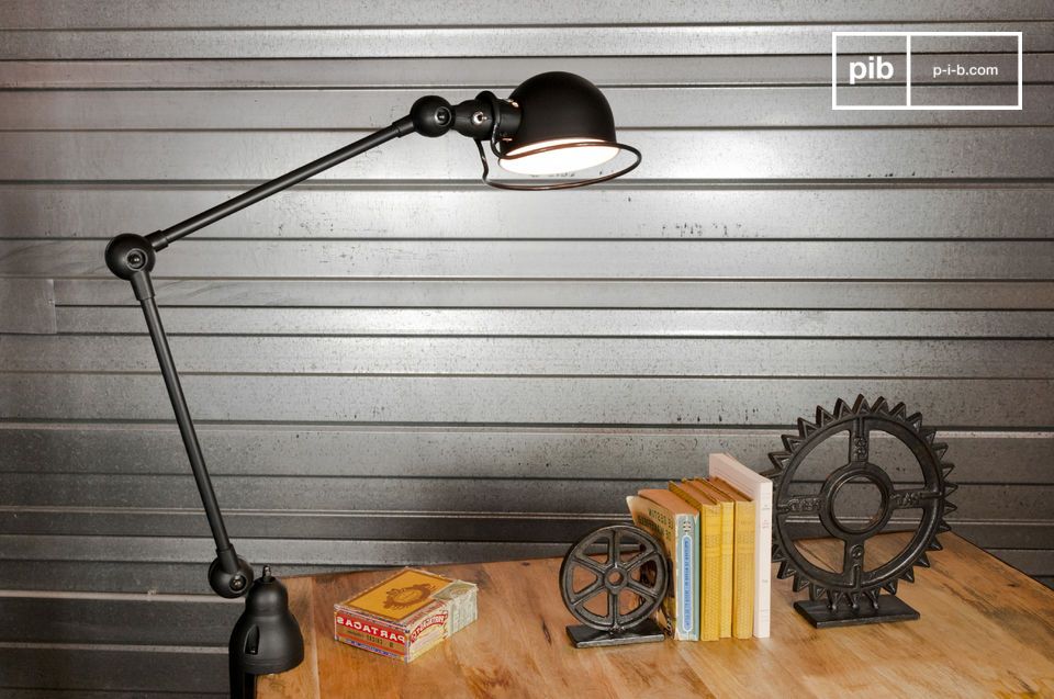 Equipped with 2 arms of 40 cm, this lamp is a classic of the Jieldé Loft collection.