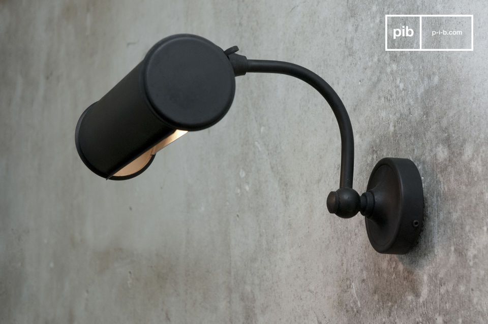 Simple and pragmatic, this black wall lamp is simply chic.