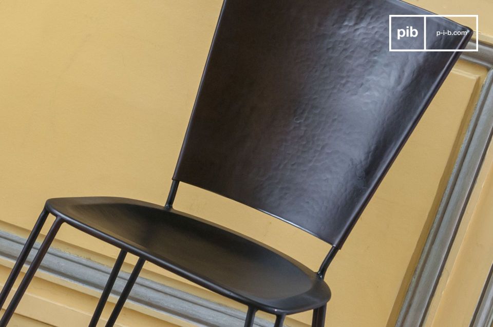 The Matteo metal chair combines robust and well crafted materials and design innovations