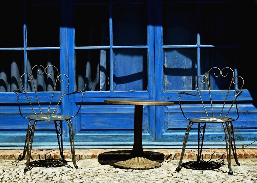 metal chairs blue setting