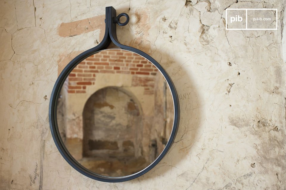Sublime round mirror in industrial style.
