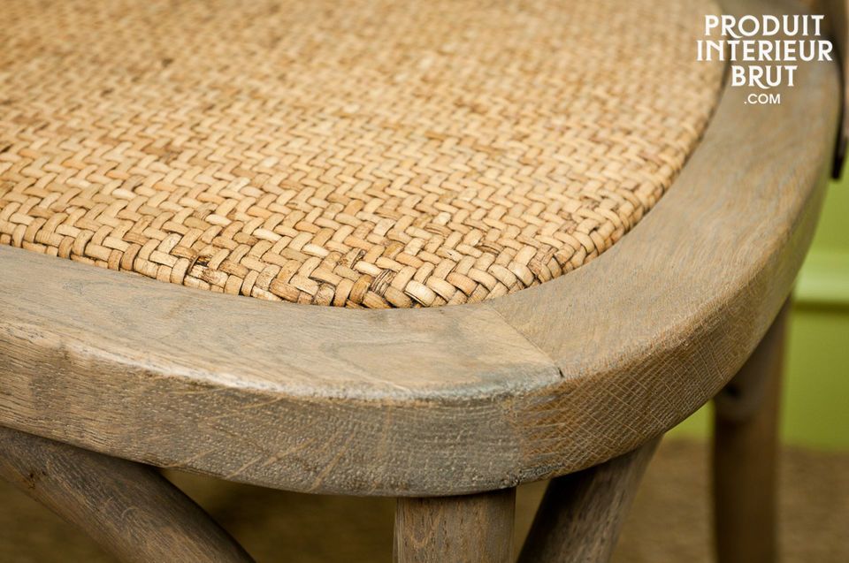 Opt for a Pampelune chair designed entirely with massive oak, keeping an authentic and natural style