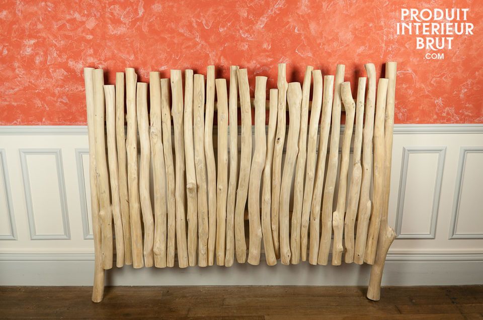 The light wood of this headboard will give your bedroom a natural look full of charm