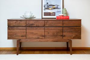 Walnut sideboard Neliö