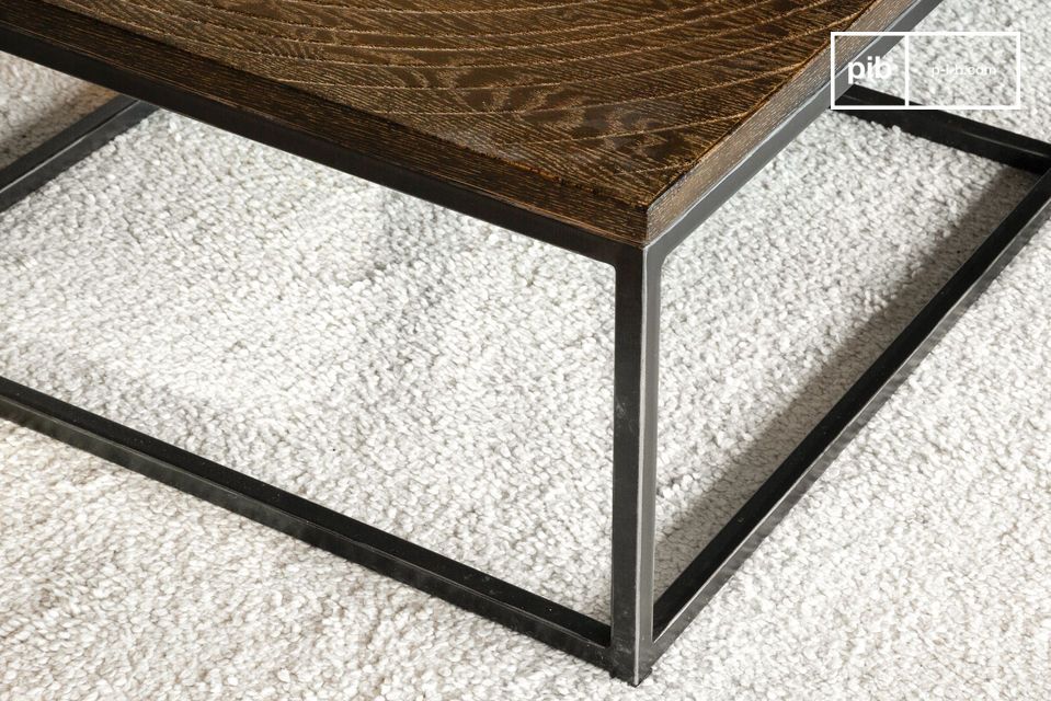 The metal base gives the table all its stability.