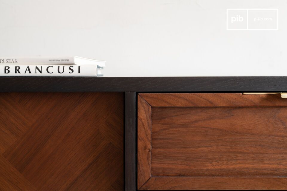 The harmonious marriage of walnut and smoked oak, for an entrance unit that combines sophistication and practicality